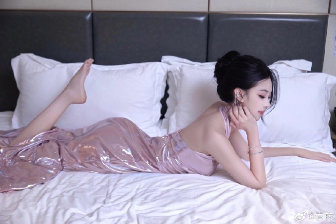 她本无意停留,却被小镇“锁死”:Rose Reid新剧《Abilene》定档2027
