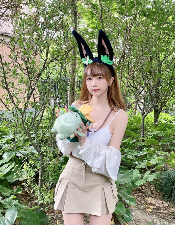 蔡卓妍为丈夫过33岁生日,夫妻低调庆祝吃蛋糕,结婚三个月仍甜蜜